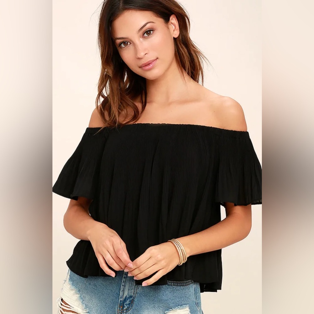 Lulus Romantic Kisses Pleated Top